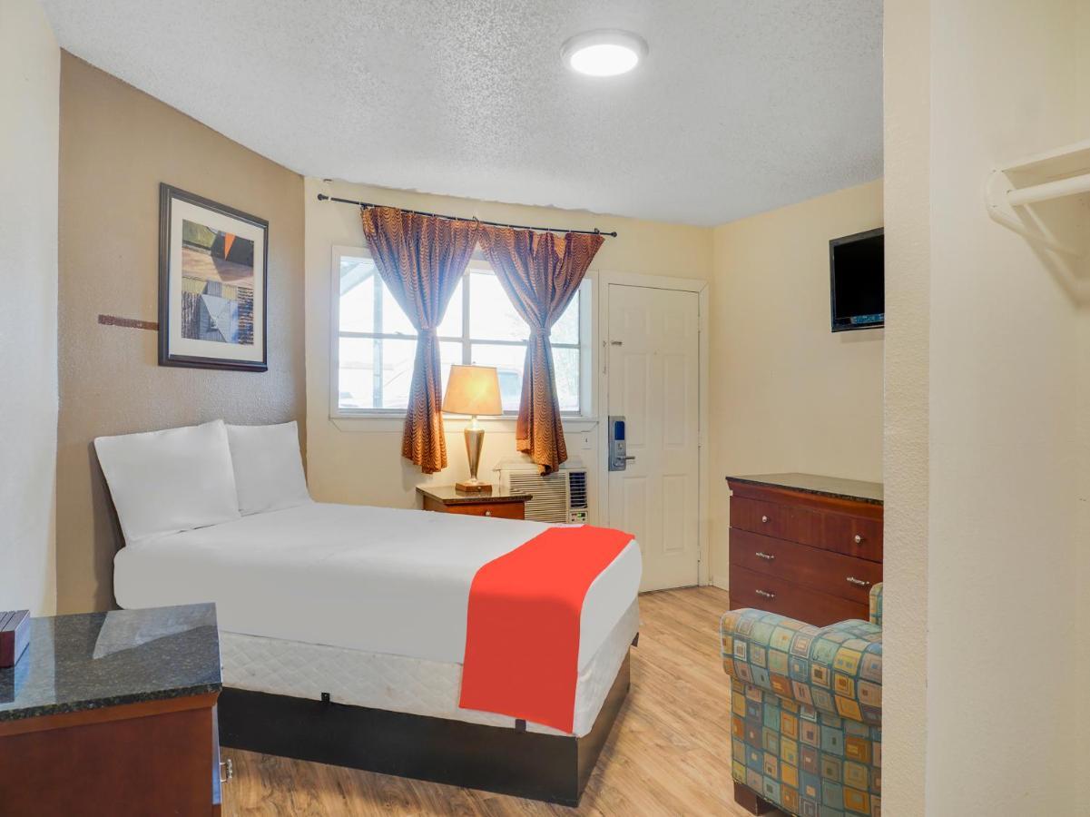 Oyo Hotel Austin Street 기딩스 외부 사진